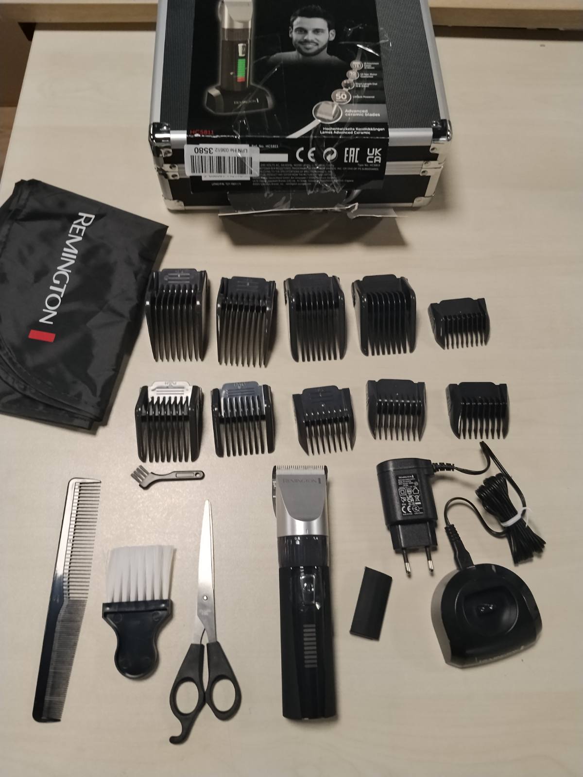 296728 - REMINGTON Makinë prerëse flokësh HC5811, tehë qeramike vetëmprehëse, 0.8-40 mm, rregullim preciz, 10 krehëra, funksionim me rrjet/bateri, litium, kuti alumini, pelerinë berberi
