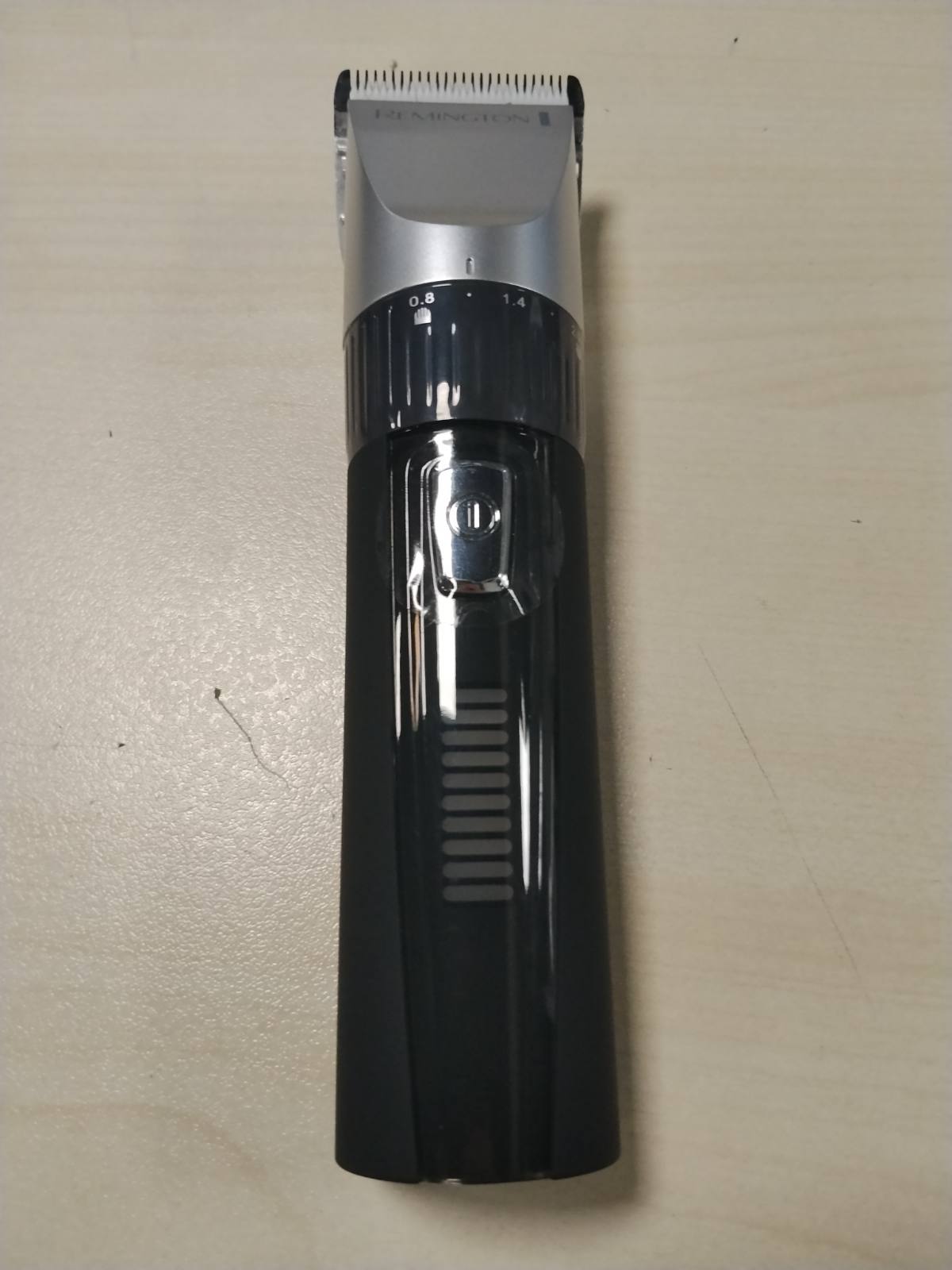 296728 - REMINGTON Makinë prerëse flokësh HC5811, tehë qeramike vetëmprehëse, 0.8-40 mm, rregullim preciz, 10 krehëra, funksionim me rrjet/bateri, litium, kuti alumini, pelerinë berberi