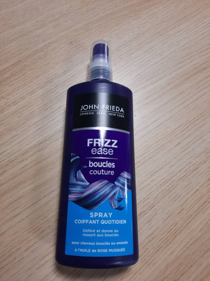 298829 - JOHN FRIEDA Frizz Ease Sprej për Stilim të Përditshëm për Kaçurrela të Modës, 200ml