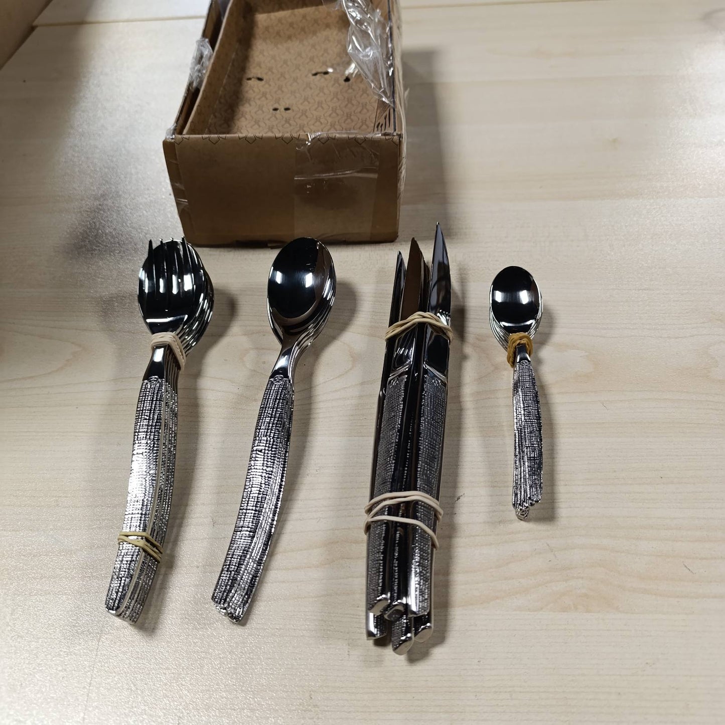 213428 - LOU LAGUIOLE Set takëmesh me 24 pjesë me thika për biftek për 6 persona - çelik inox 18/0