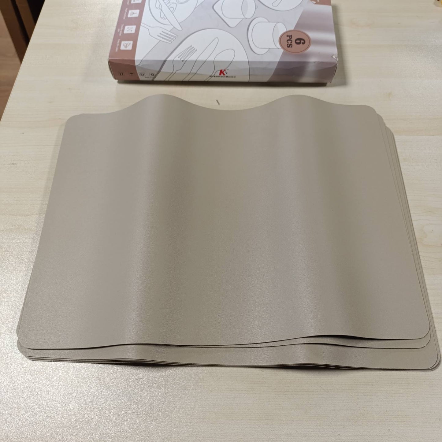 184959 - KITCHENBOSS Set Mbulesash dhe Mbështetësesh të Lajtshme me 6 Mbulesa dhe 6 Mbështetësesh nga PVC me Dy Anë për Dhomën e Ngrënies (43x30cm)
