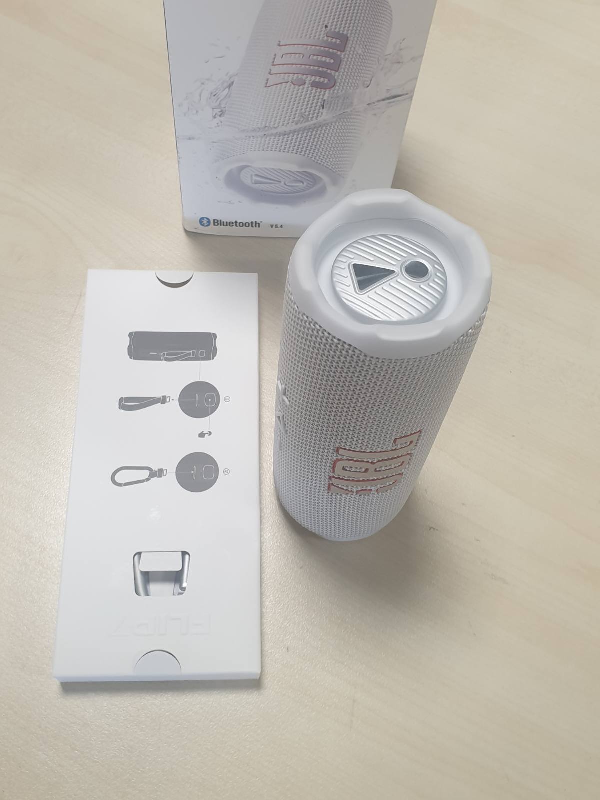 267621 - JBL FLIP 7 – Altoparlant portativ pa tel Bluetooth, 16 orë kohë dëgjimi, IP68 i papërshkueshëm nga uji, i papërshkueshëm nga pluhuri, JBL Pro Sound me AI Boost, e bardhë