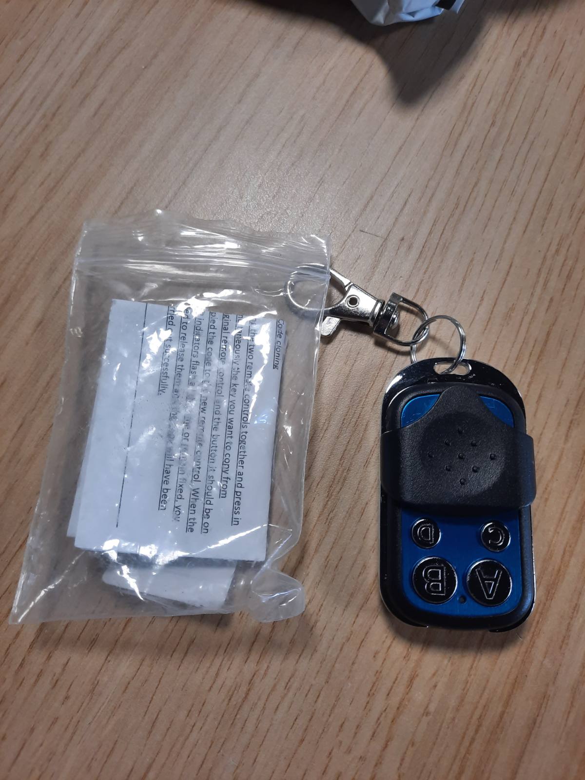 300119 - Telekomandë universale për garazh dhe portë automatike me 4 butona, frekuencë 433.92 MHz, bateri të përfshira