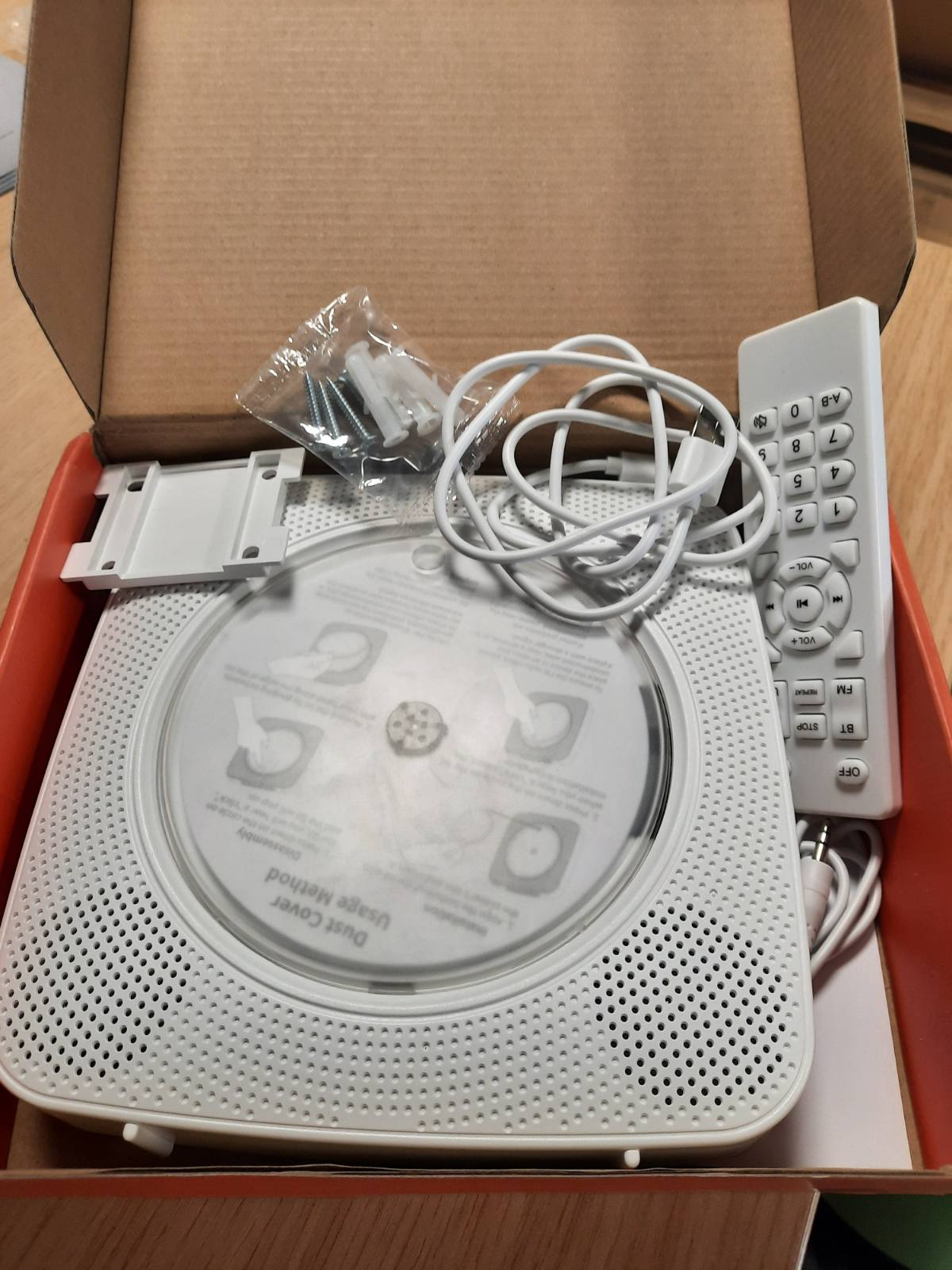 295175 - Gueray CD Player Portativ me Bluetooth 1800mAh, CD Player me dy altoparlantë, telekomandë, mbulesë rezistent ndaj pluhurit, ekran, radio FM, kohëmatës, USB, hyrje Aux, e bardhë
