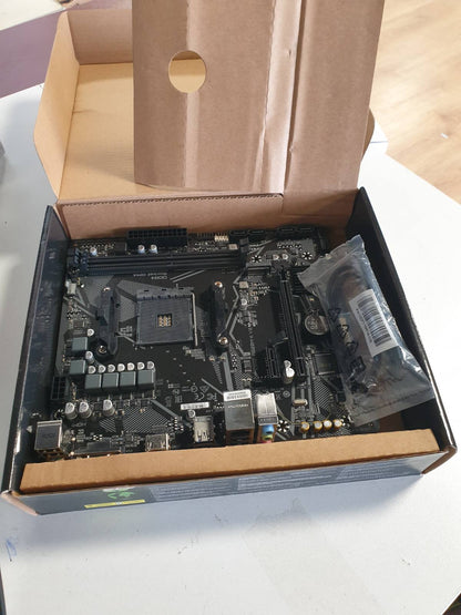 295137 - GIGABYTE Pllaka amë A520M K V2 - Mbështet procesorët AMD Ryzen 5000 Series AM4, deri në 5100MHz DDR4 (OC), PCIe Gen3 x4 M.2, GbE LAN, USB 3.2 Gen 1