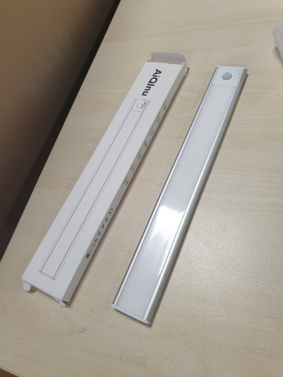 197243 - AiQInu LED Drita për Kabinet me Sensor Lëvizjeje, Drita Kuzhine me 120 Led të Errësuara, Ndriçim Kabineti i Rikarikueshëm me USB, Montim Magnetik, 4 Mënyra të Ndriçimit