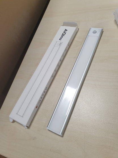 197243 - AiQInu LED Drita për Kabinet me Sensor Lëvizjeje, Drita Kuzhine me 120 Led të Errësuara, Ndriçim Kabineti i Rikarikueshëm me USB, Montim Magnetik, 4 Mënyra të Ndriçimit