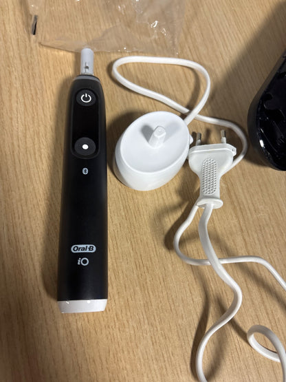297849 - ORAL-B Furçë dhëmbësh elektrike iO Series 6 Plus Edition, 3 koka furçe, 5 mënyra pastrimi, Çantë udhëtimi, e projektuar nga Braun, e zezë