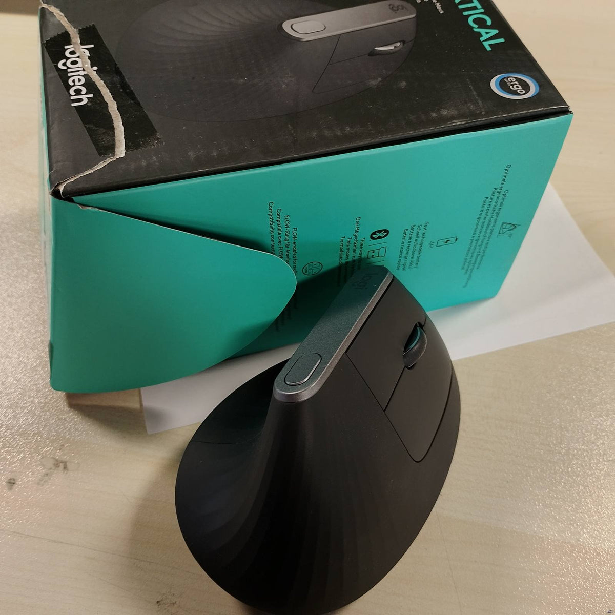 299024 - LOGITECH Maus pa tel MX Vertikal Ergonomik, Bluetooth ose 2.4 GHz, 4000 DPI, 4 butona, karikim i shpejtë, i zi