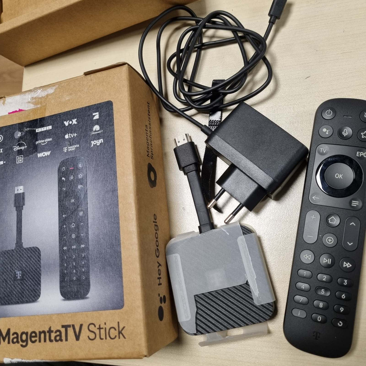 295108 - MAGENTA TV STICK, i Gjeneratës së 2-të, TV dhe Transmetim nëpërmjet Wi-Fi, 160 kanale HD, 4K UHD, HDR, transmetim i drejtpërdrejtë dhe me ndryshim kohe, Shërbime transmetimi (Netflix, Disney+, RTL+, DAZN, Wow) dhe Google Play Store
