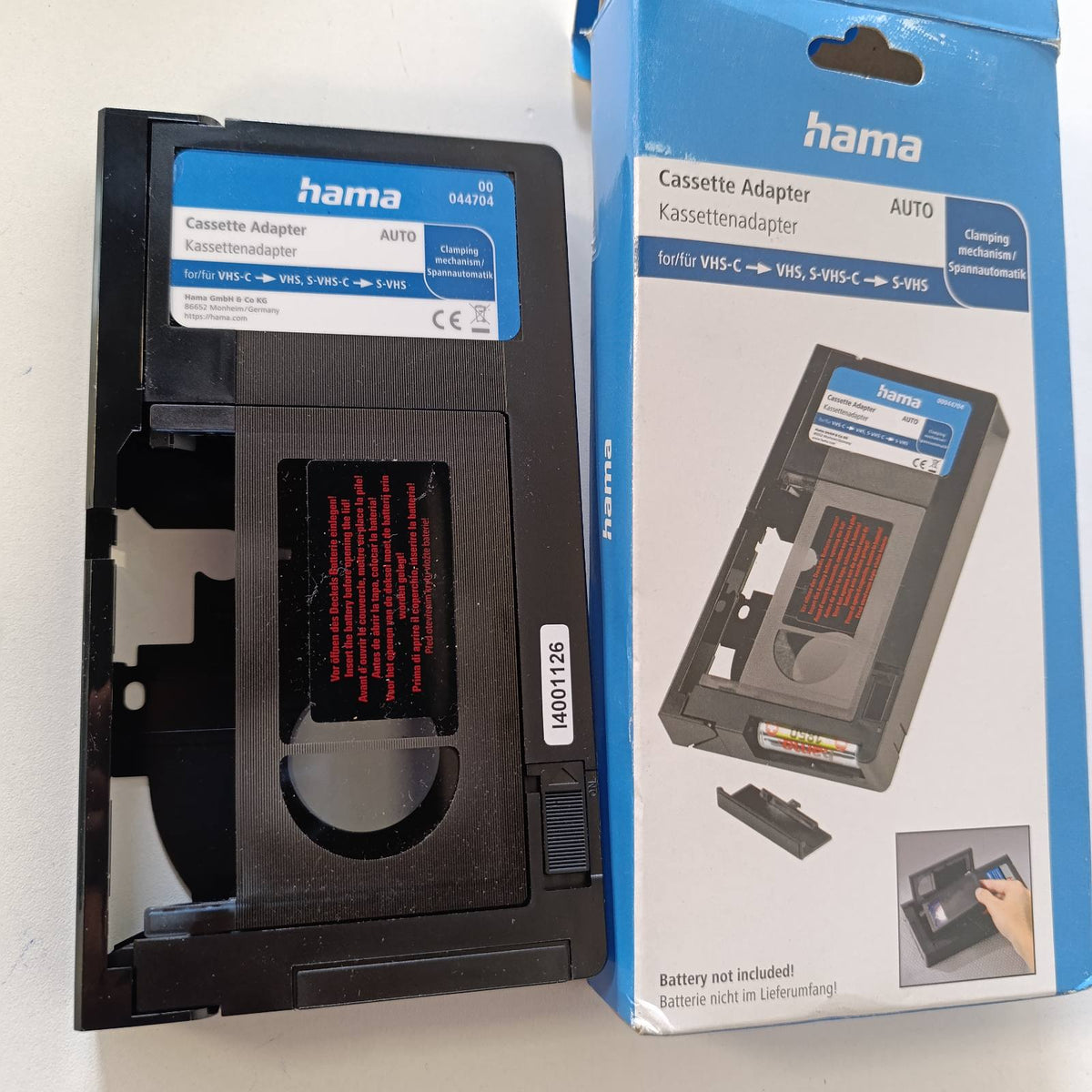 295222 - HAMA - Adaptues automatik kasete për kaseta video VHS-C, Funksionon me bateri, për makinë, i zi (Nuk është i përshtatshëm për Hi8, Super8, Video8, Mini DV)