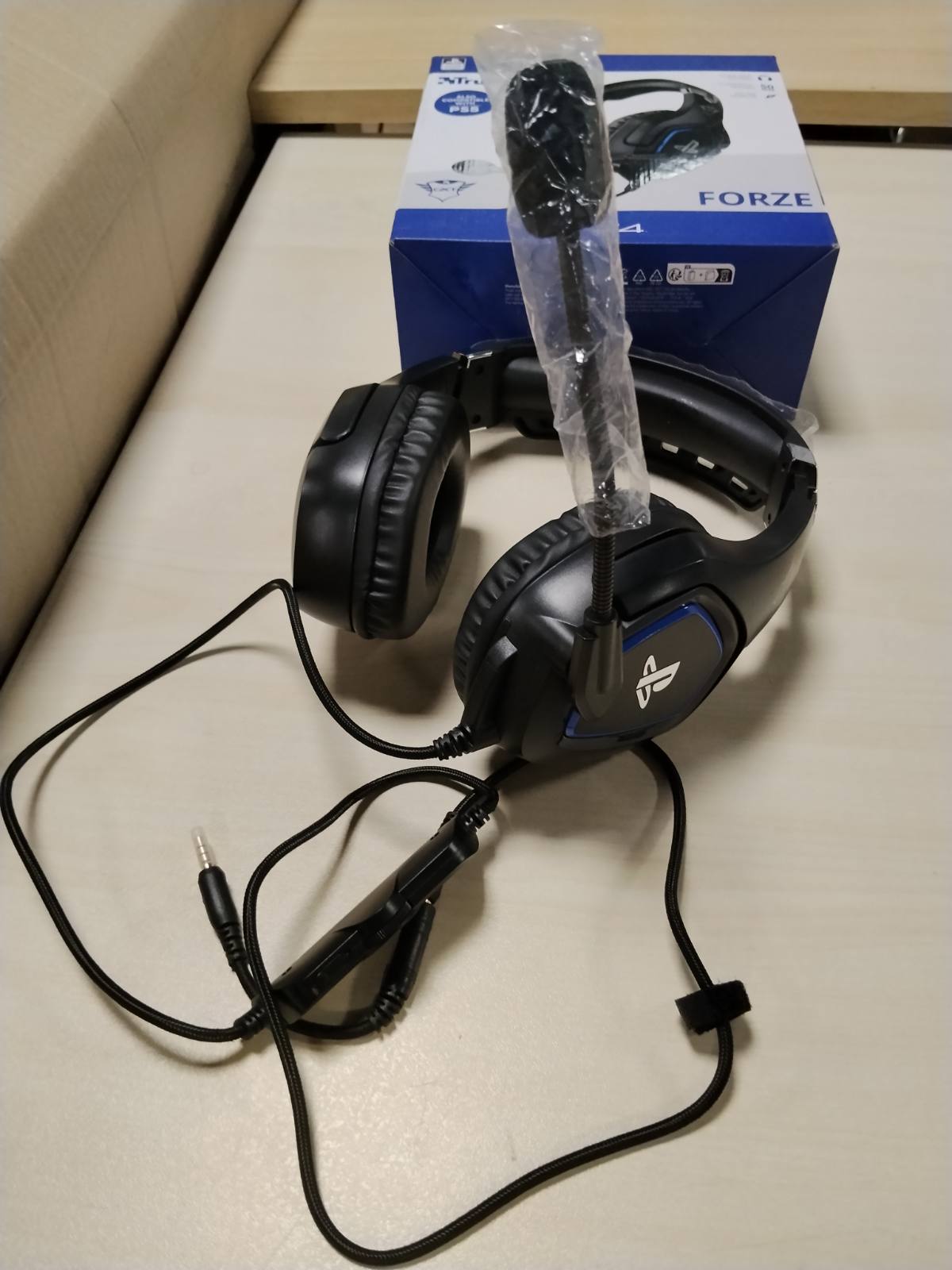 295784 - TRUST GXT 488 FORZE KUFJE PËR LOJËRA, PS4/PS5, Mikrofon i Hapshëm, Shirit Koke të Rregullueshëm, 3.5 mm, Kufje me Tel, të Zeza