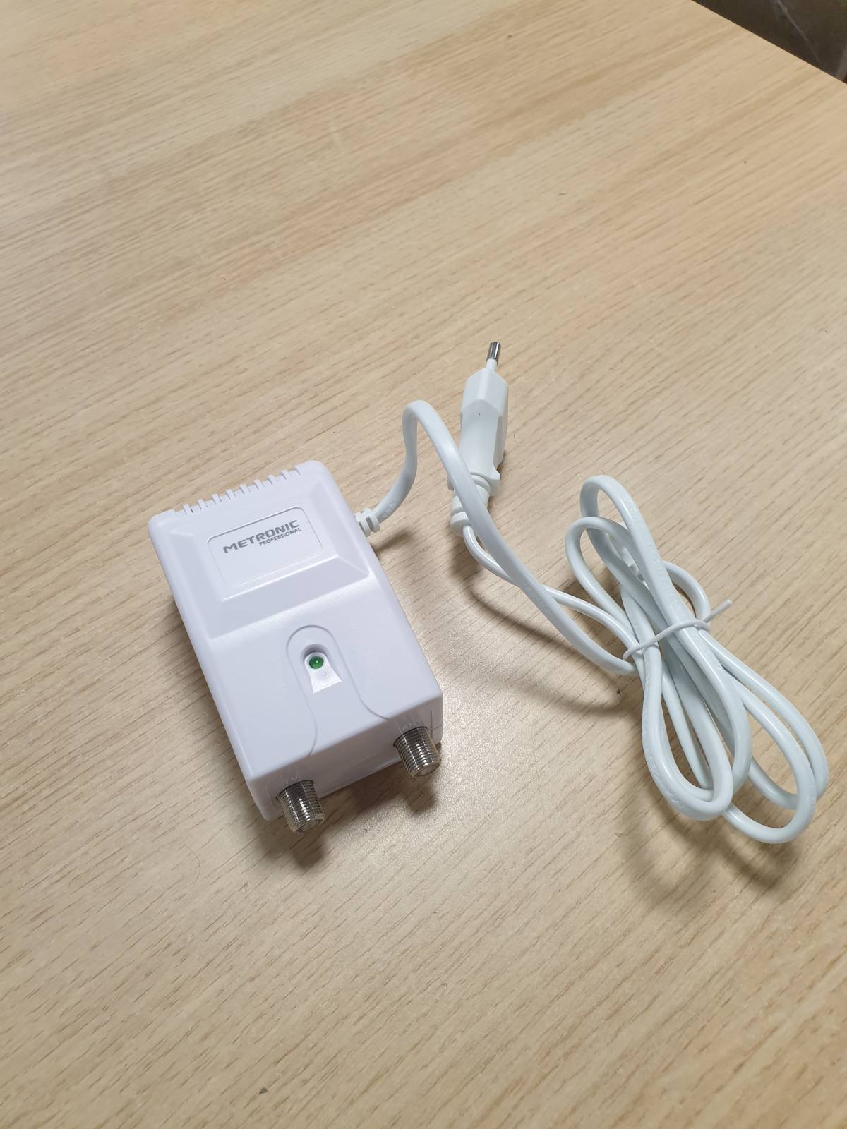 295378 - METRONIC 414111 - Furnizim me energji për amplifikatorë antenash, i bardhë