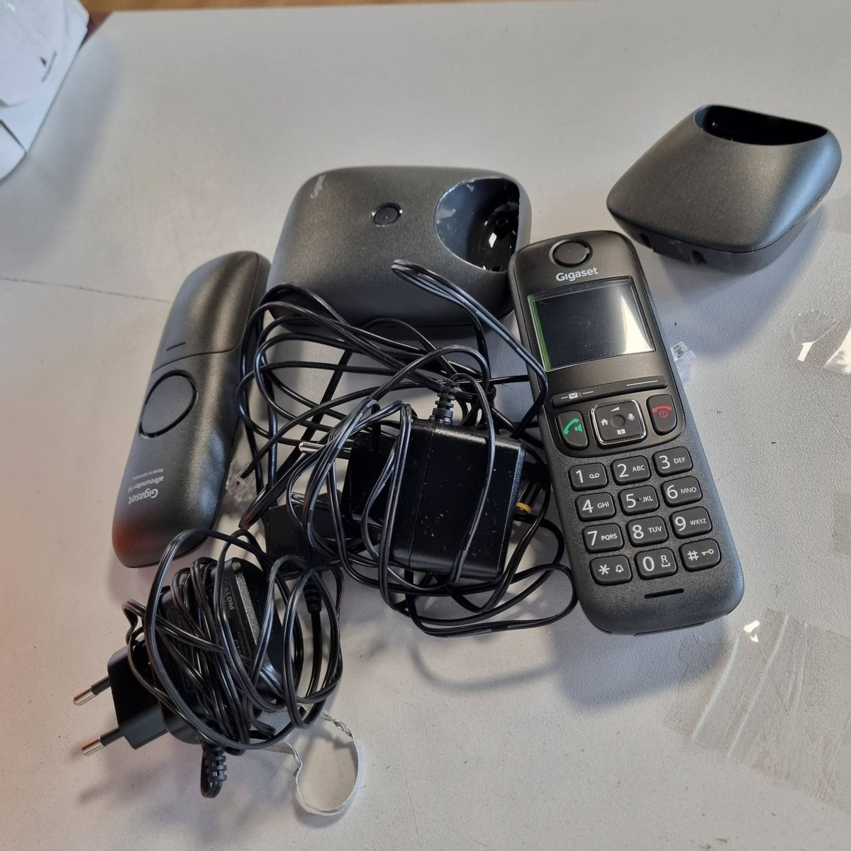 295645 - GIGASET A695 DUO - TELEFON PA TEL DECT - EKRAN I MADH ME KONTRAST TË LARTË - CILËSI E SHKËLQYER AUDIO - FUNKSION PA DUAR - MBROJTJE NGA THIRRJET E PADËSHIRUARA, GRI [VERSIONI FRËNGJISHT]