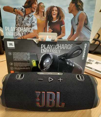 295056 - JBL Charge 6, Altoparlant Bluetooth portativ, Jetëgjatësi baterie 28 orë, IP68 rezistent ndaj ujit dhe pluhurit, JBL Pro Sound me AI Sound Boost, Lidhje me shumë altoparlantë Auracast, e zezë