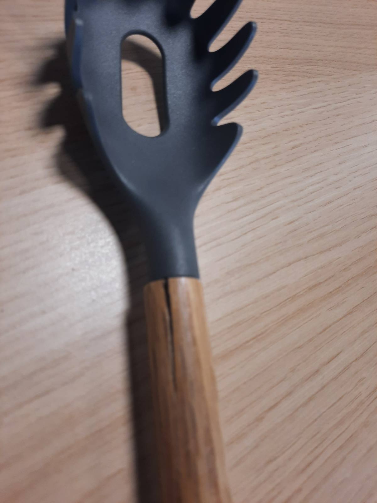 162908 - ZyLISS - Lugë për Spageti, Material Dorezë Lisi dhe Kokë PBT Resistentë ndaj Nxehtësisë, Me Vrima Kullimi, Pajisur me Cilësimin Anti-Gërvishtje, 30 cm, Përshtatshme vetëm për Larje me Dorë