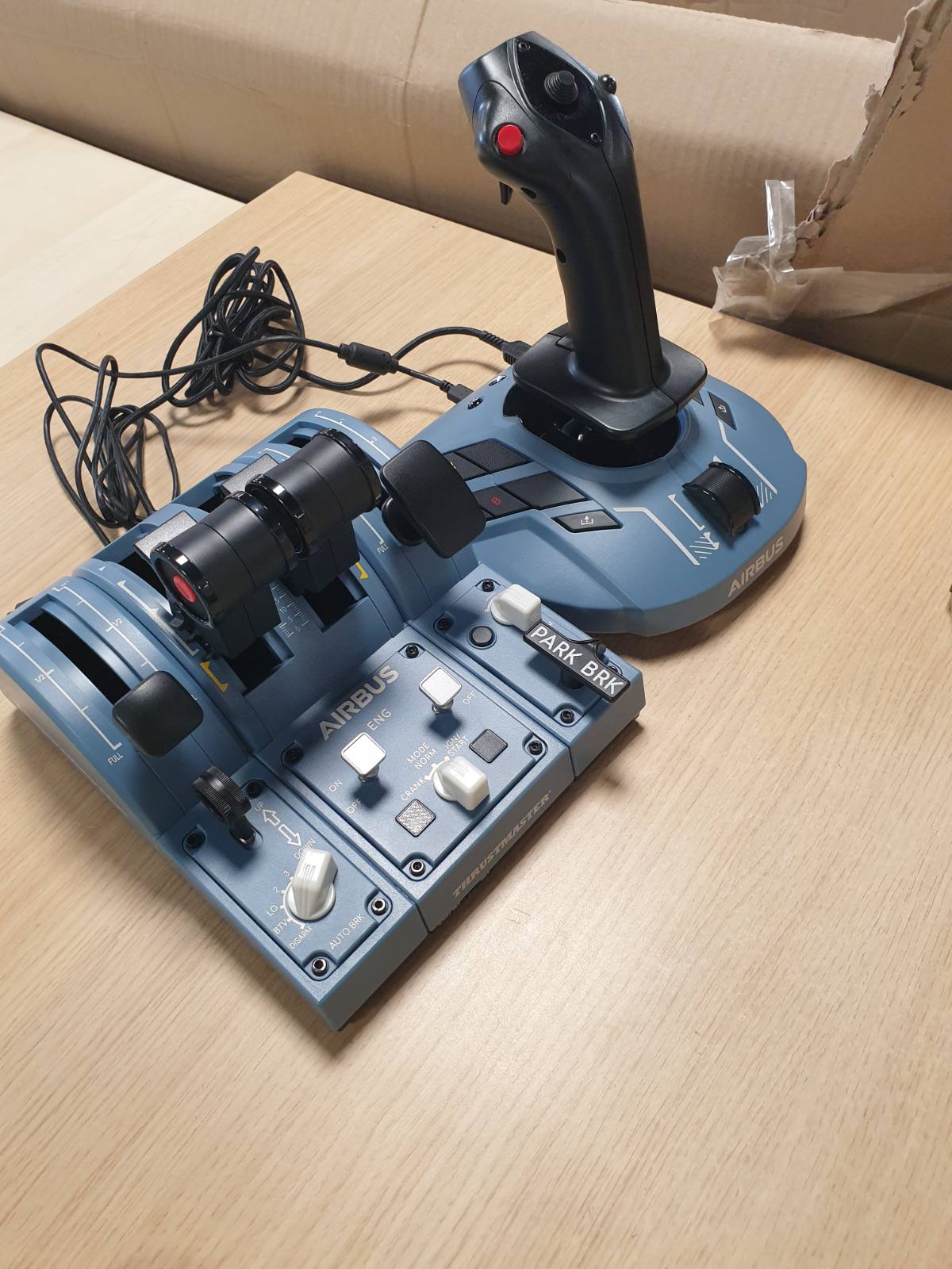 295019 - Thrustmaster TCA Captain Pack X Airbus Edition, levë anësore ergonomike dhe kuadrant gazi, licencë zyrtare për Xbox Series X|S dhe PC