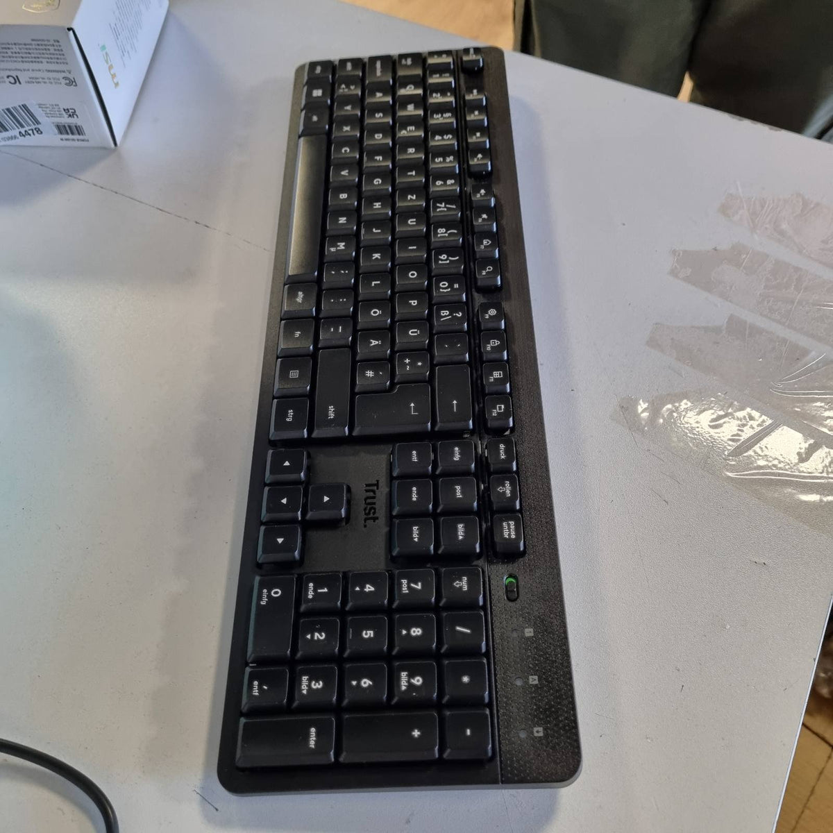 299723 - TRUST Tastierë pa tel ODY II, QWERTZ, rezistente ndaj spërkatjeve, marrës USB RF 2.4GHz, e zezë