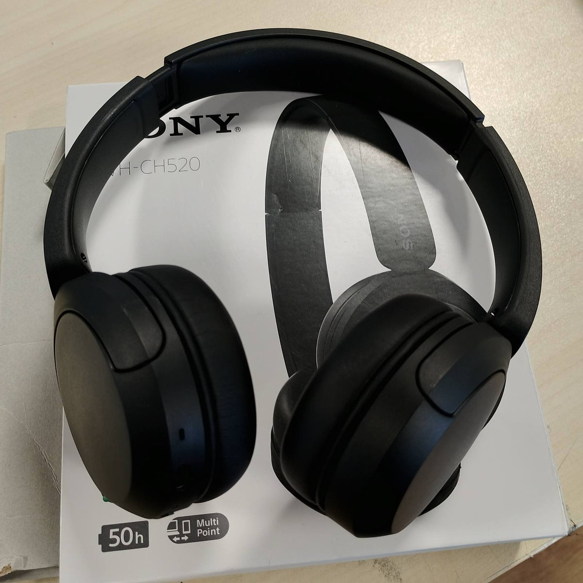 299278 - SONY WH-CH520 Kufje pa tel Bluetooth, deri në 50 orë jetëgjatësi baterie me karikim të shpejtë, model në vesh, të zeza