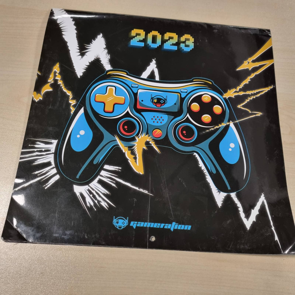 295429 - GRUPO ERIK Kalendari i Murit Gamer 2023 12' X 12' FSC | Planifikues 12-Mujor | Kalendari Katror i Murit 2023 | Kalendari i Planifikuesit Familjar 2023 | Kalendari i Lojërave 2023 | Poster Falas për Lojëra