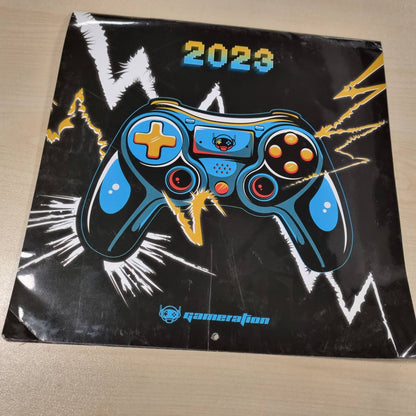 295429 - GRUPO ERIK Kalendari i Murit Gamer 2023 12' X 12' FSC | Planifikues 12-Mujor | Kalendari Katror i Murit 2023 | Kalendari i Planifikuesit Familjar 2023 | Kalendari i Lojërave 2023 | Poster Falas për Lojëra