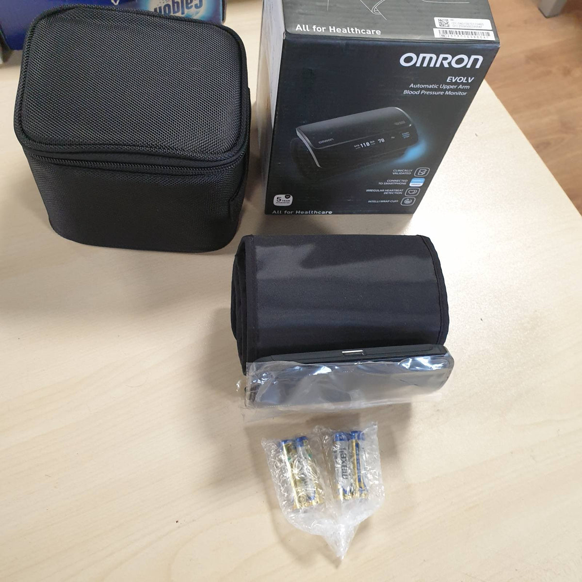 300284 - OMRON Monitor pa tel i tensionit të gjakut për krahun e sipërm EVOLV, 22-42 cm