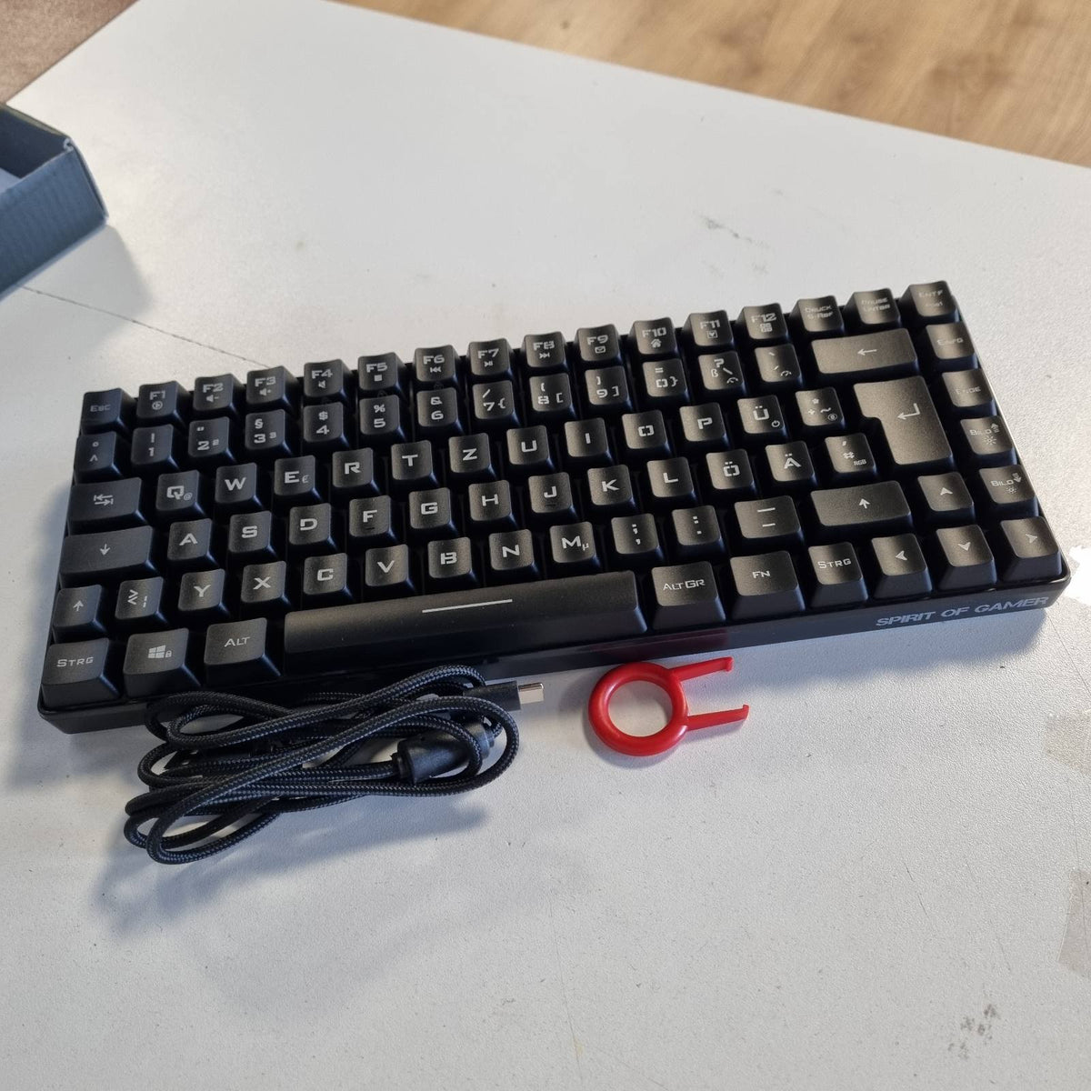 299383 - SHPIRTI I LOJTARIT Tastierë pa tel për lojëra Bluetooth, TKL RGB QWERTZ 65%, gjysmë-mekanike me ndriçim nga prapa, 25 me anti-ghosting, e pajtueshme me PC, smartphone dhe tablet