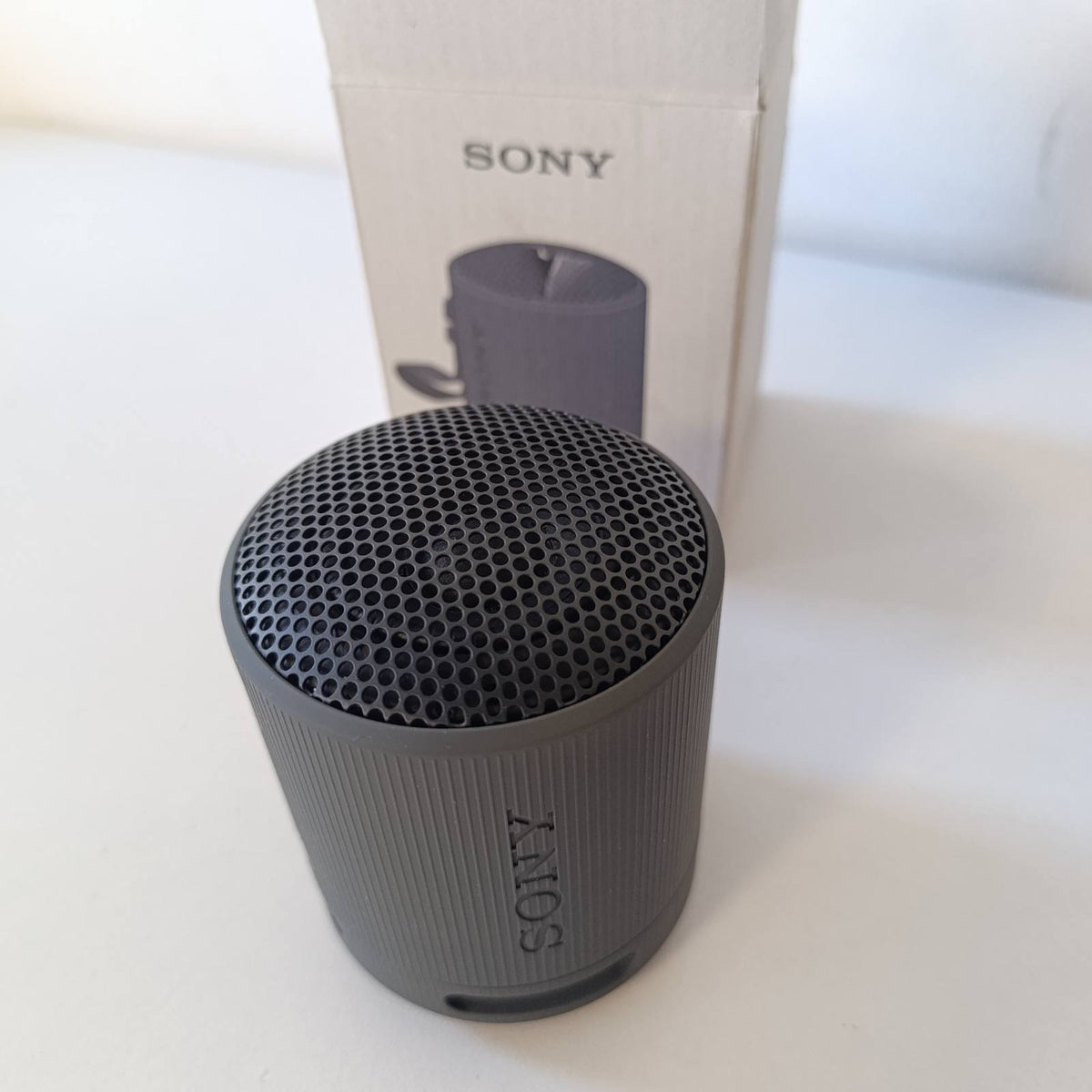 299204 - SONY Altoparlant Bluetooth SRS-XB100, i lehtë, kompakt, rezistent ndaj ujit dhe pluhurit IP67, deri në 16 orë jetëgjatësi baterie, rrip i rregullueshëm, i zi
