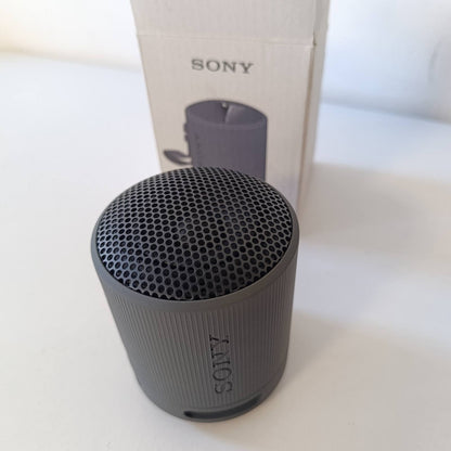 299204 - SONY Altoparlant Bluetooth SRS-XB100, i lehtë, kompakt, rezistent ndaj ujit dhe pluhurit IP67, deri në 16 orë jetëgjatësi baterie, rrip i rregullueshëm, i zi