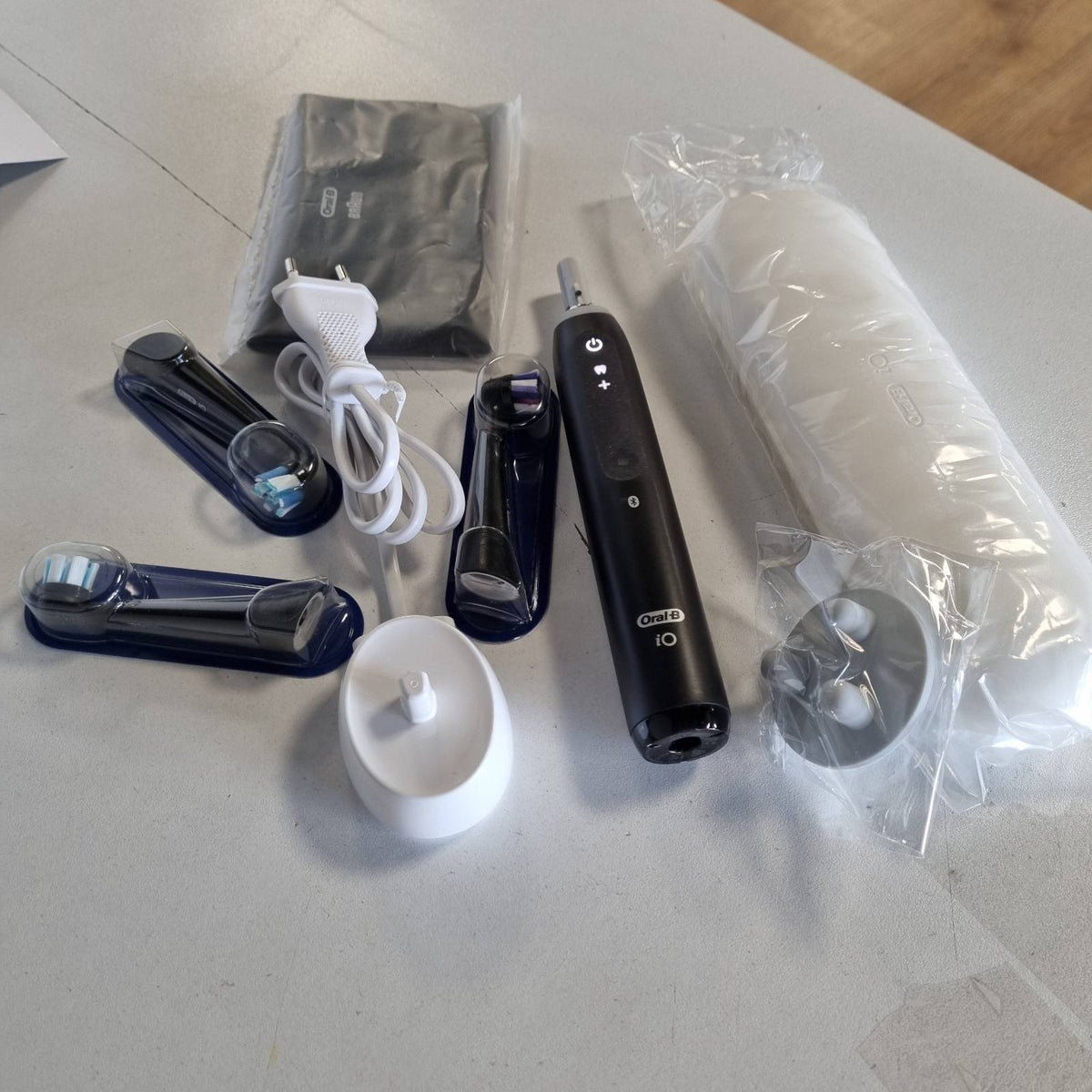 296559 - ORAL-B Furçë dhëmbësh elektrike iO Series 5 Plus Edition, 3 koka furçe, 5 mënyra pastrimi, Çantë udhëtimi, e zezë