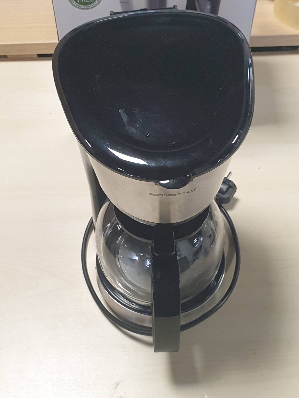 162659 - EMERIO - Makinë Kafeje me Filtra CME-122933, Kapaciteti 1.25 l, deri në 10 Filxhanë Kafe, Filtër i Përhershëm i Lëvizshëm, Funksioni Pikim, Karafë Qelqi, Fikje Automatike, 1000 Vat, Ngjyra e Zezë me Argjendtë.