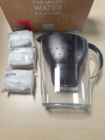183941 - BRITA Enë Filtri Uji Marella Grafiti - Kapaciteti 2.4L, me 3 Fishekë Filtri Uji MAXTRA PRO, Zvogëlojnë PFAS, Gëlqeren, Klorin dhe Papastërtitë e Tjera - me Tregues Kohe