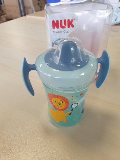 298763 - NUK - Trainer Cup - Kupë kundër rrjedhjeve me grykë të butë dhe doreza ergonomike - 6+ muaj - 230 ml - Pa BPA - Zebra blu, plastike
