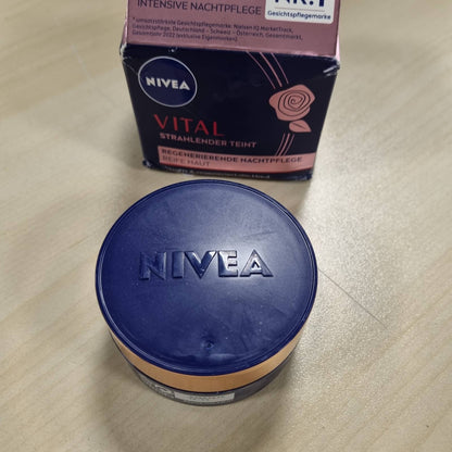 301101 - NIVEA Krem nate rigjenerues për lëkurë të pjekur, 50 ml, me vaj lulesh trëndafili, kalcium dhe kreatinë