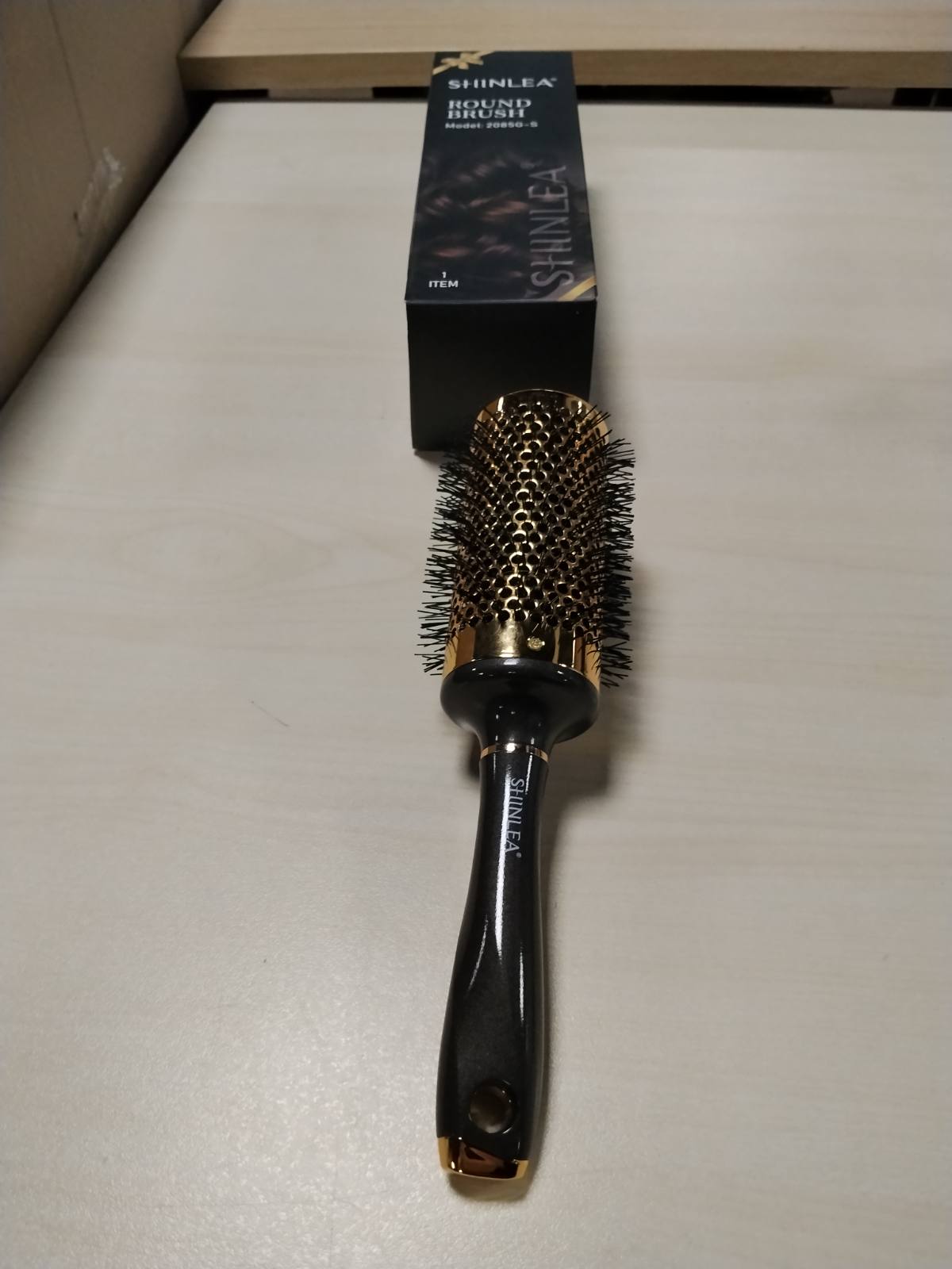301034 - SHINLEA – Furçë flokësh e rrumbullakët 53 mm, për flokë kaçurrela, për zbërthim, stilim dhe tharje, shton vëllim dhe shkëlqim.