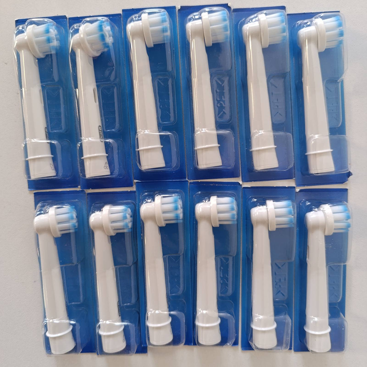 301826 - ORAL-B Koka Furçash Zëvendësuese PRO Sensitive Clean, të Bardha, Pako me 12 Furça