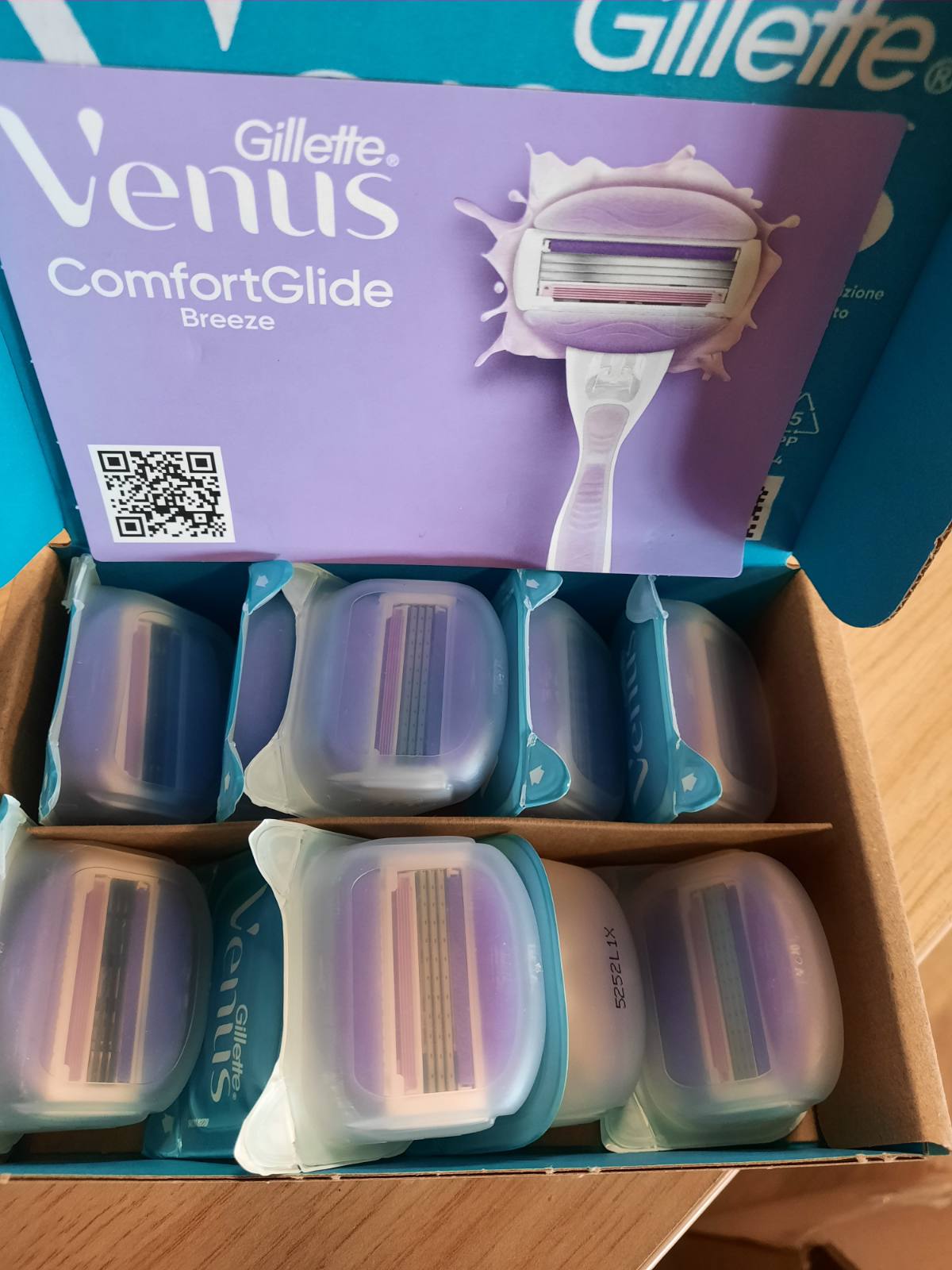 303156 - GILLETTE Mbushëse brisku Venus ComfortGlide Breeze për femra, pako me 10 fishekë mbushës me 3 tehe dhe 2 shufra fleksibël.