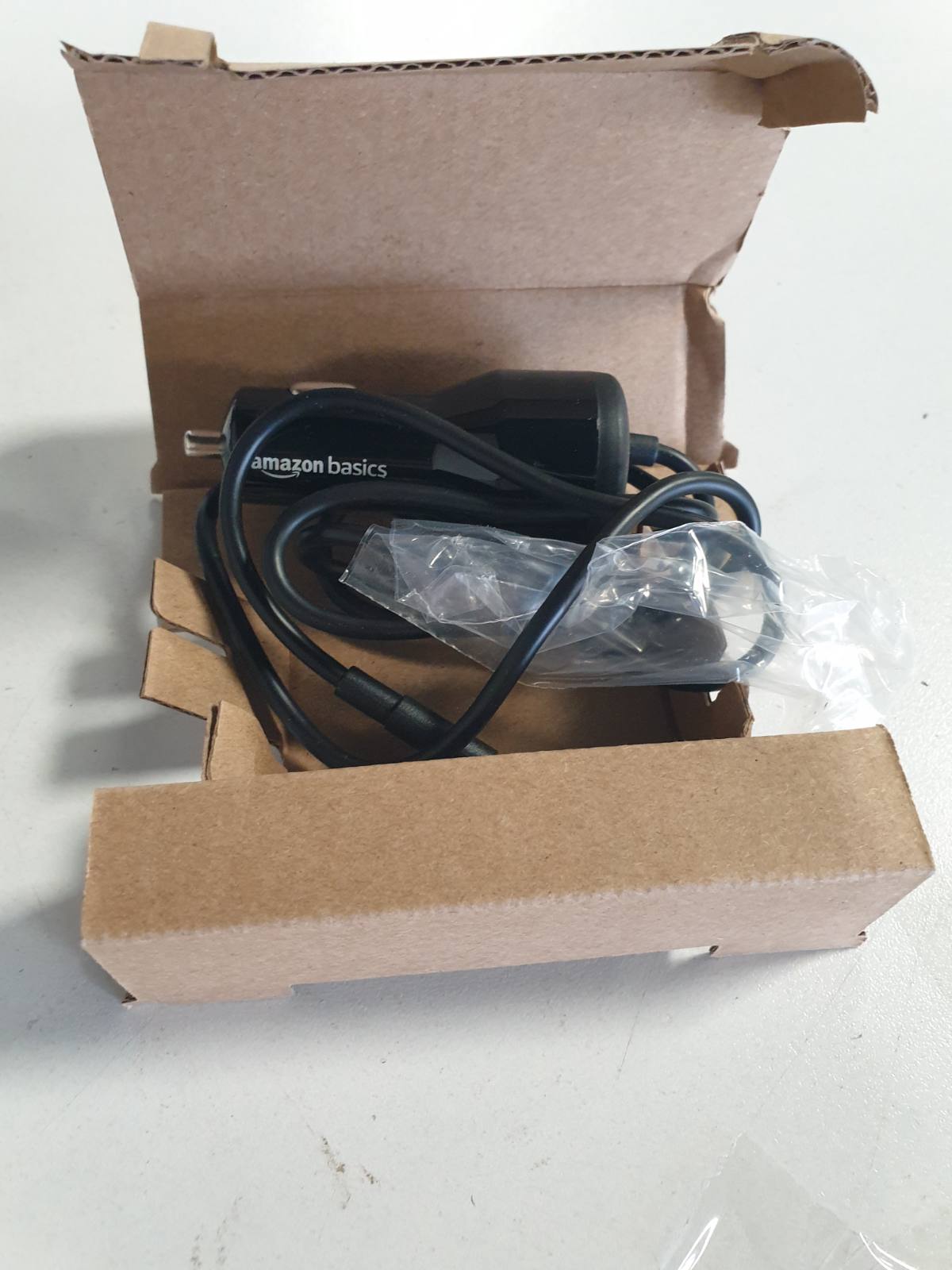 295379 - AMAZON BASICS - Karikues për makinë USB-C (18W) me furnizim me energji dhe USB-A (12W), me kabllo, i zi