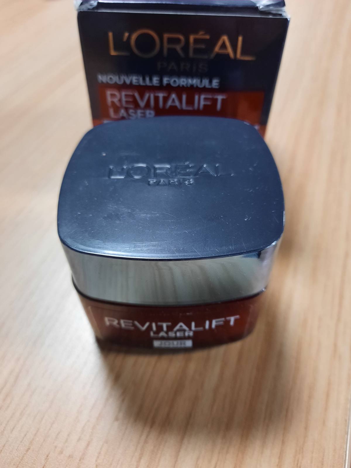298453 - L'ORÉAL PARIS Kujdes i Thellë Kundër Plakjes për Fytyrën - Krem Ditor Kundër Plakjes me Veprim të Trefishtë - Me Acid Hialuronik, Pro-Retinol dhe Vitaminë C - Të Gjitha Llojat e Lëkurës - Revitalift Laser X3 - 50 ml