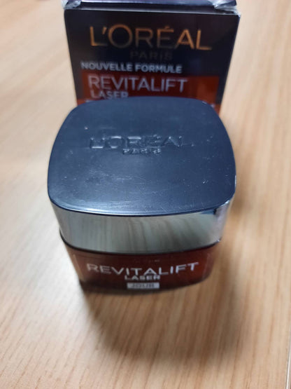 298453 - L'ORÉAL PARIS Kujdes i Thellë Kundër Plakjes për Fytyrën - Krem Ditor Kundër Plakjes me Veprim të Trefishtë - Me Acid Hialuronik, Pro-Retinol dhe Vitaminë C - Të Gjitha Llojat e Lëkurës - Revitalift Laser X3 - 50 ml