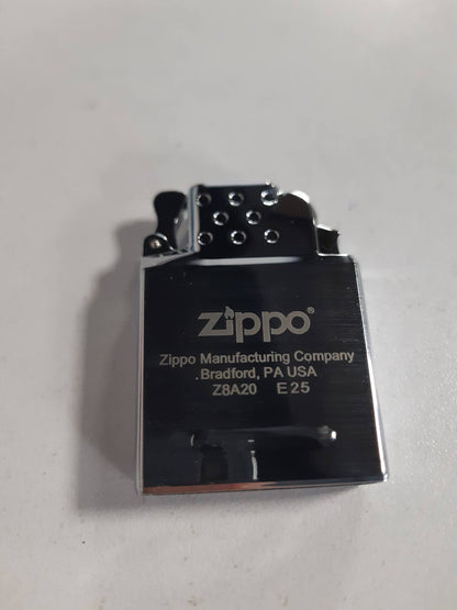 184884 - ZIPPO Çakmak i Rimbushshëm Kundër Erës me Mbushje Gazi, Flaka e Verdhë 65815, Material Metal, Ngjyrë Argjendi