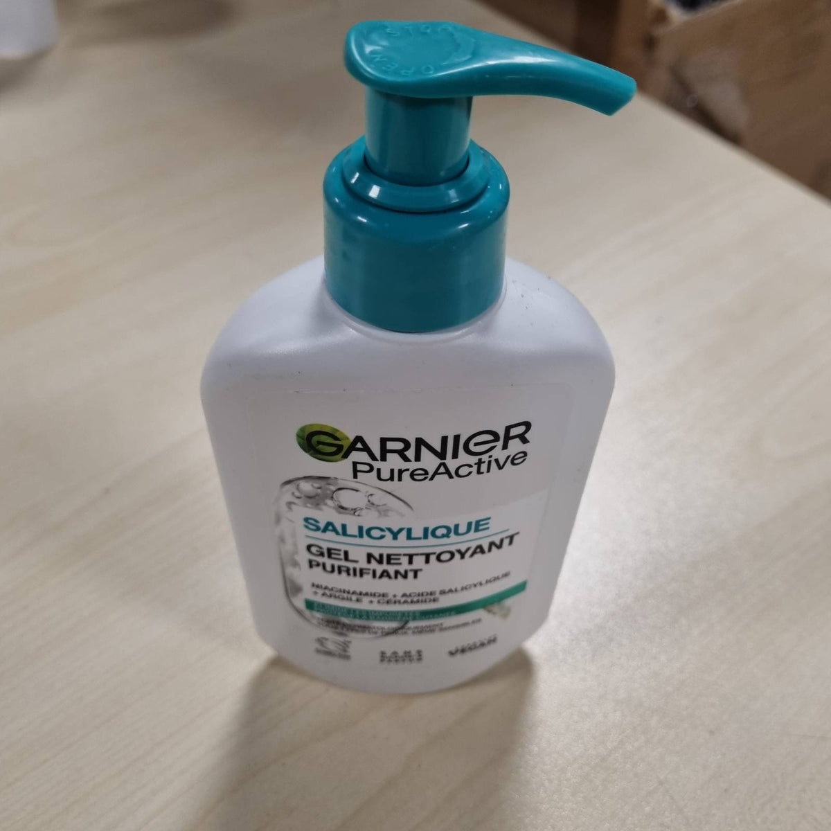 301454 - GARNIER Pure Active Xhel Pastrues me Shkumë, 250ml, Pastron, Hidraton, Acid Hialuronik, Ceramide, Argjilë, Vegan, Pa Mizori