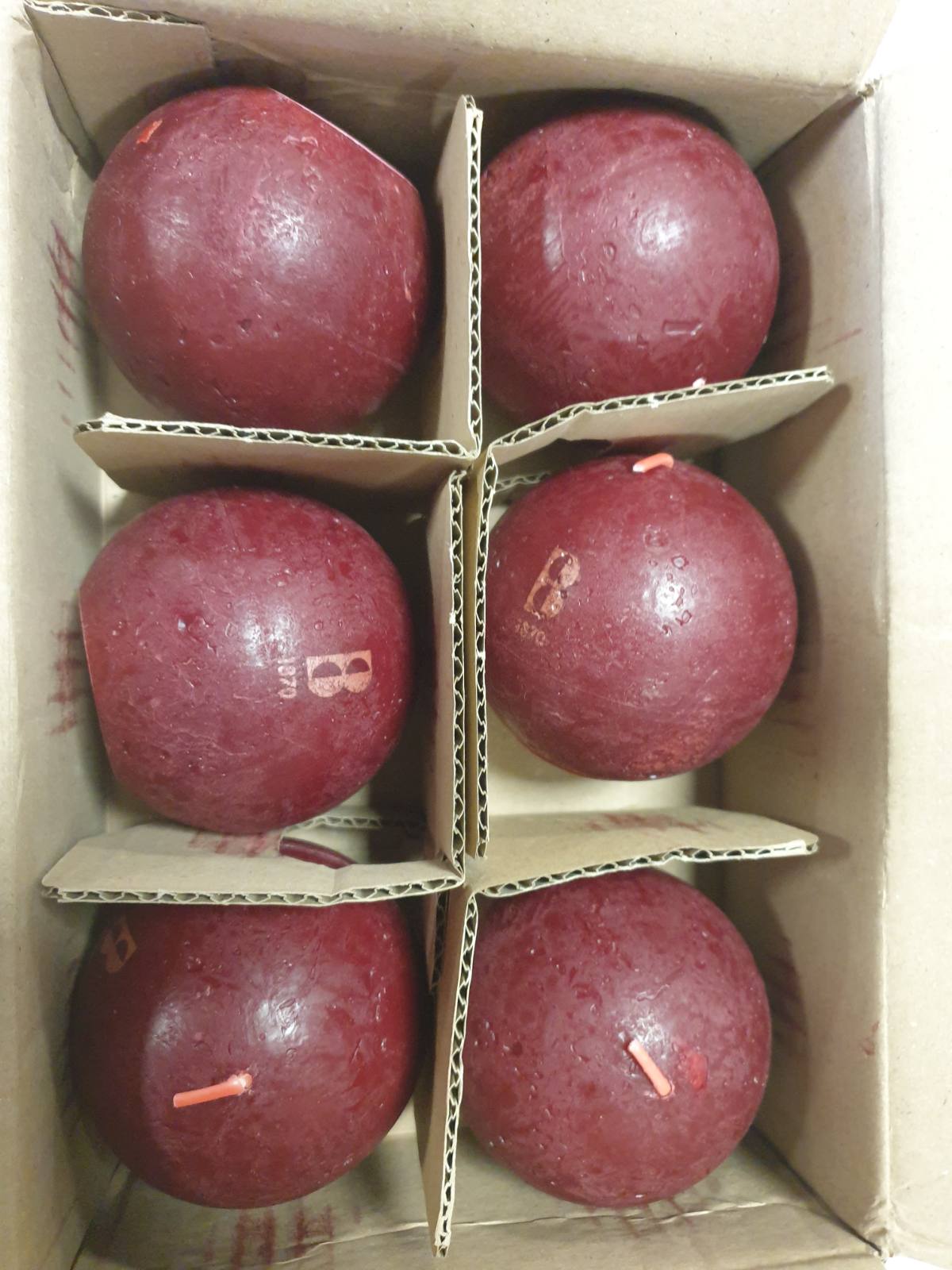 184480 - BOLSIUS - Set prej 6 Qirinj Sferikë Rustik, Bordeaux, Kohëzgjatje Djegieje 25 Orë, Pa Aromë, me Dyllë Natyrale, Pa Vaj Palme, Diametri 7.6 cm