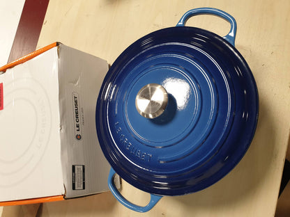 195012 - LE CREUSET Enë Pjekjeje Prej Gize të Emaluar Signature me Kapak, e Rrumbullakët, 6.7L, 6.125kg, 28cm, Ngjyrë Blu, 21177282202430