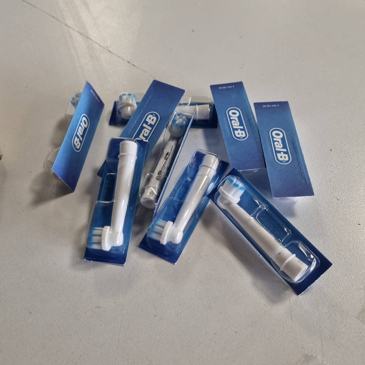 298091 - ORAL-B Pako me 9 koka furçash zëvendësuese Pro, të bardha, me fije ultra të buta