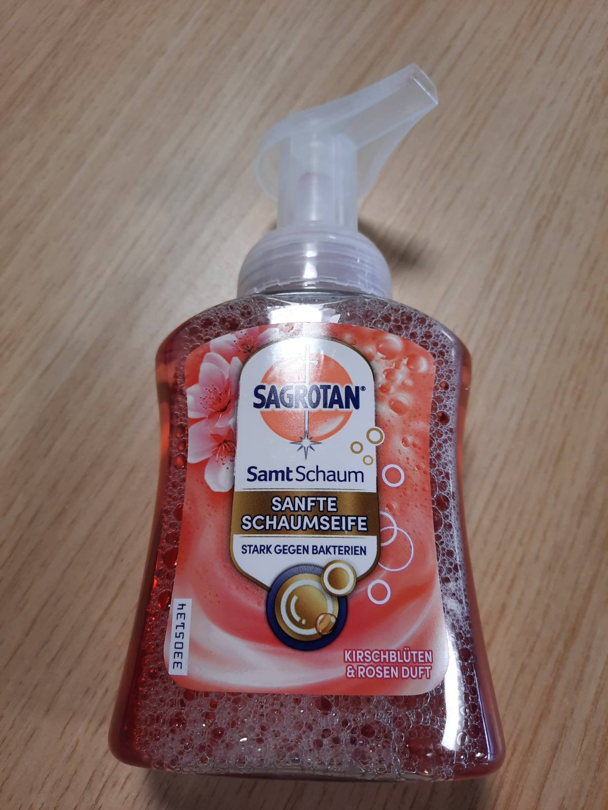 304055 - SAGROTAN Sapun shkumë Velvet me aromë qershie dhe trëndafili, 250 ml