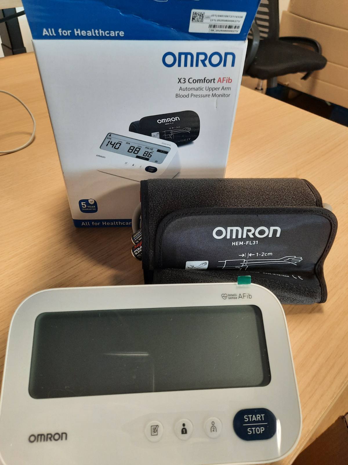 305823 - OMRON Monitor i presionit të gjakut X3 Comfort AFib, për krahun e sipërm, zbulimi i AFib