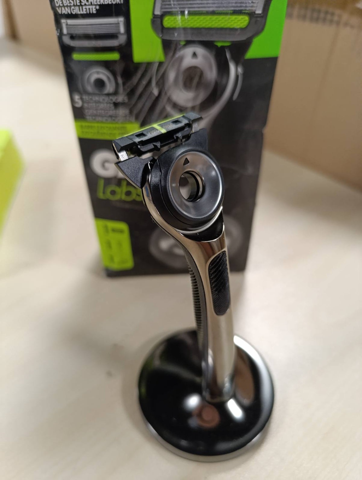 298341 - GILLETTE Brisk për Burra, Gillette Labs me Shirit Eksfoliues, Dorezë e Ripërdorshme, e Zezë, Fishek Mbushës me 5 Tehe, Rroje e Rehatshme për Fytyrën, Kuti Dhurate me Mbështetëse Magnetike