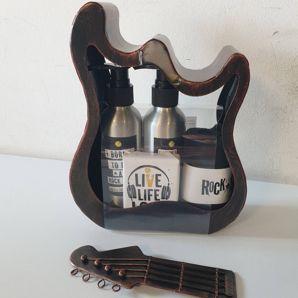 306224 - ACCENTRA ROCKSTAR Set dhuratash, komplet kujdesi për trupin në kuti metalike, përfshin xhel dushi, shampo, sapun, peshqir