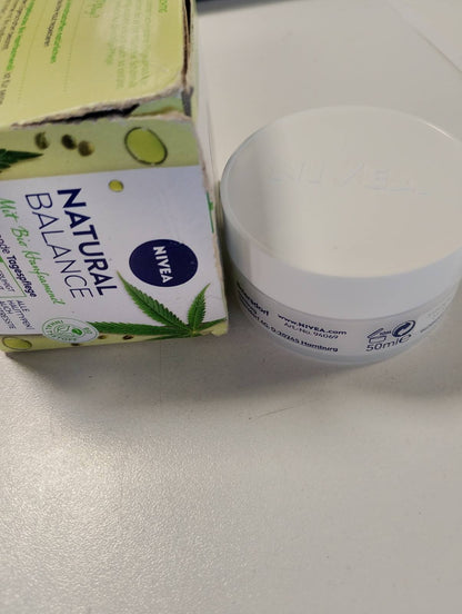 303883 - NIVEA - Krem Dite Qetësues, 50 ml, krem hidratues me vaj organik të farave të kërpit, vaj jojoba dhe bajamesh, zvogëlon skuqjen